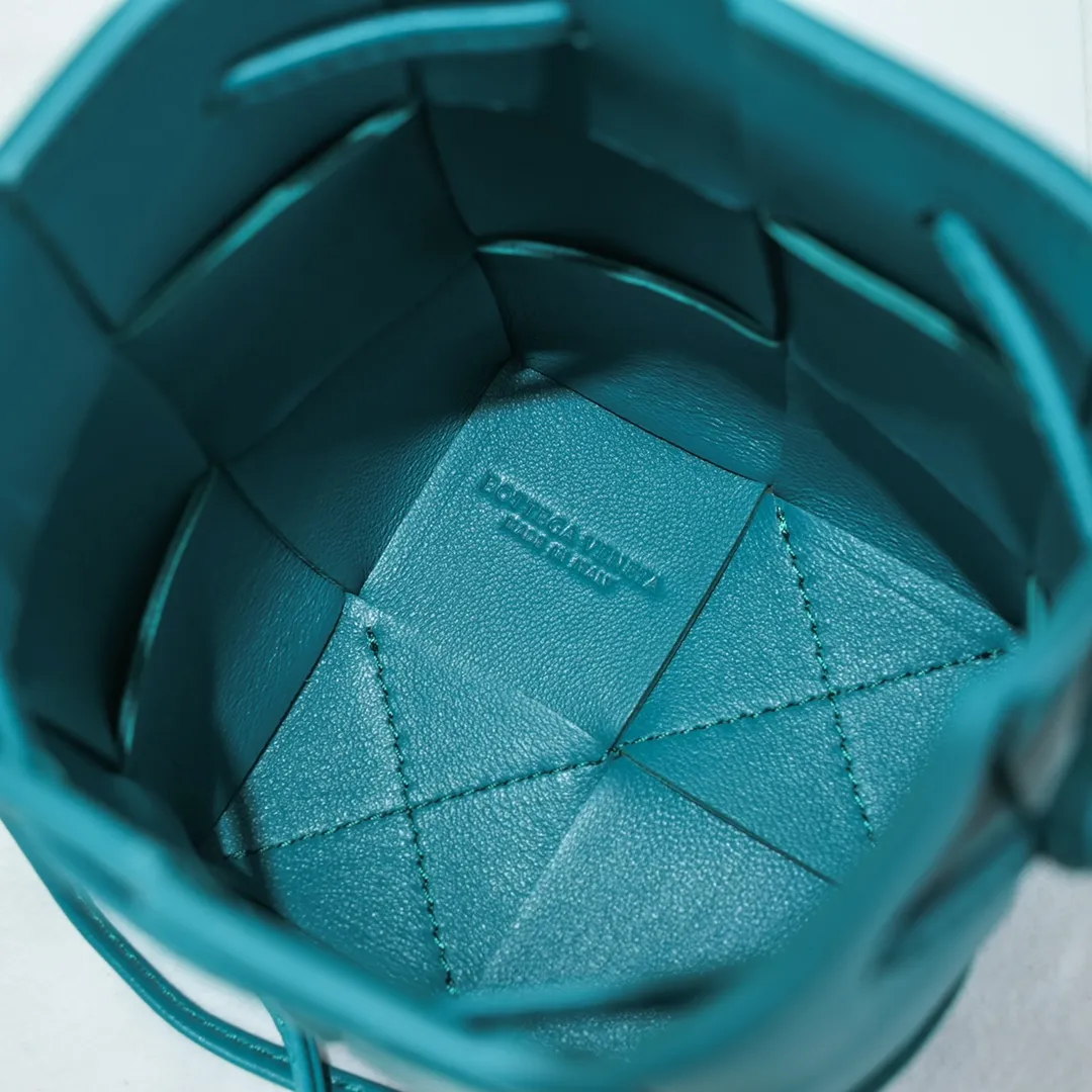 Small shining blue 🔻Bottega veneta* new woven small bucket bag latest series# The square bag shape is matched with classic woven elements, drawstring design, minimalism, and has a very large capacity. Every color is beautiful, it is simple and elegant but has a cool style. It can be used by both men and women, and the upper body is fashionable and classy! Style number: 6611# Large size: 14*9*9cm
